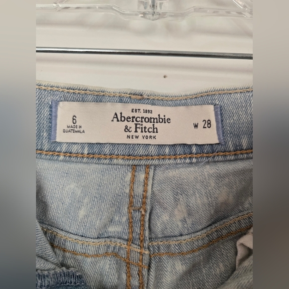 Abercrombie & Fitch Light Wash Hi-rise Distressed Micro Shorts Women Size 6 - Picture 3 of 6